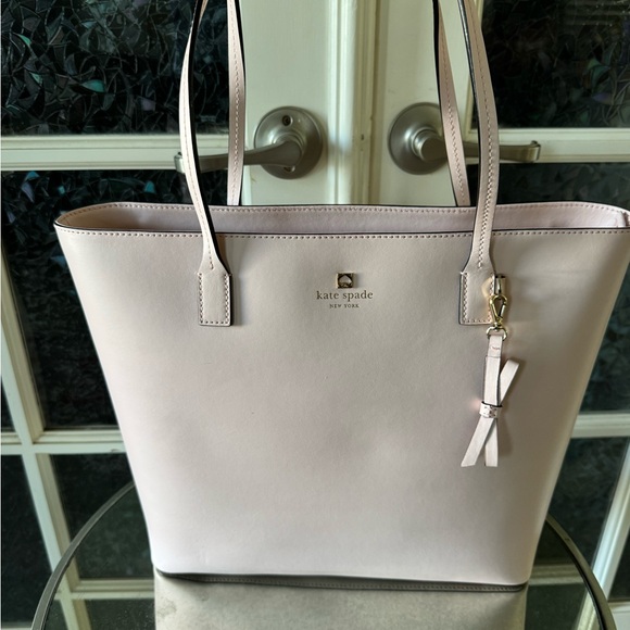 Kate Spade
EUC Kate Spade Sawyer Street
Maxi Tote - Picture 11 of 11